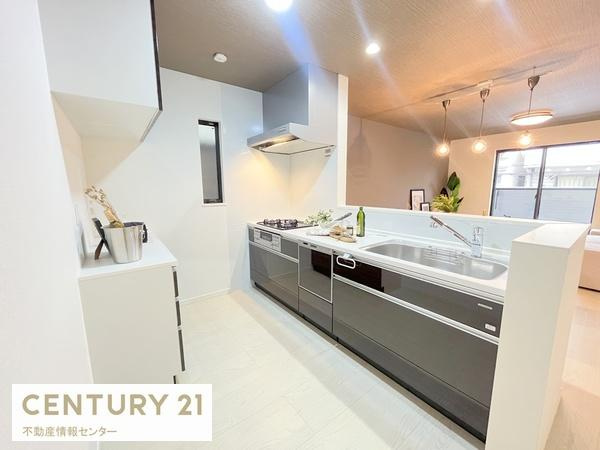 【キッチン】 | 鶴町１丁目　新築戸建　全２区画の２号地 | システムキッチン採用でカップボード付きで収納豊富！