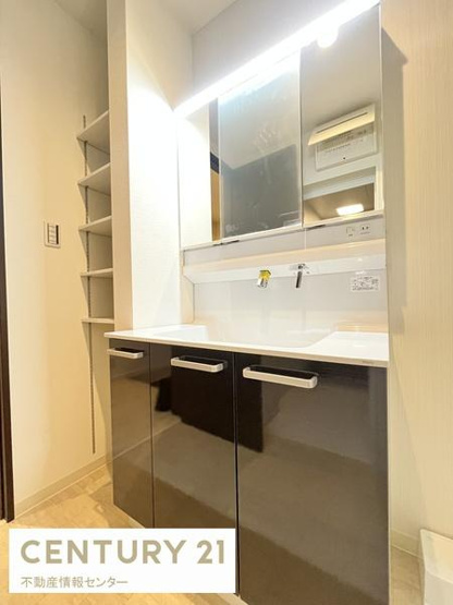 【独立洗面台】 | 鶴町１丁目　新築戸建　全２区画の２号地 | 大きな洗面台は三面鏡！