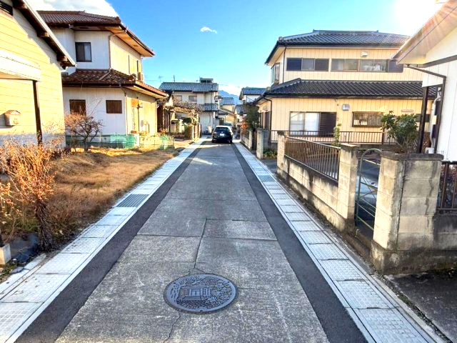 高崎市吉井町塩川　中古660の前面道路含む現地写真