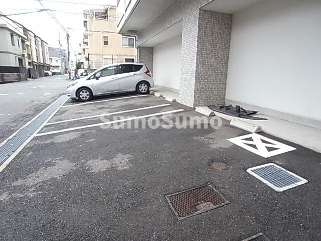 シティフラット六甲道Ⅱの駐車場