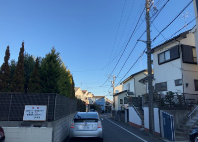 【外観】 | 立野台ハイツ | 家を建てる場合、方位は要チェックです。現実的に日当たりのよい家ならばリビングは南側、建築基準法でも北側に当たる家への配慮は求められています。土地を見学に行く際は、方位磁針を持って行くようにしましょう。