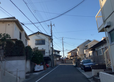 【外観】 | 立野台ハイツ | 土地を買う際、住む地域の自治体や福祉の補助制度にも注目してみましょう。子供や老人の医療補助やゴミ出しのルールなど、自治体によってルールに大きな違いがあるため、暮らしやすい土地で判断するとよいでしょう。