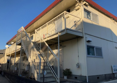 【外観】 | 立野台ハイツ | 現地に行くなら、物件の周囲の地形がどうなっているかを見ることも大切です。周辺より低くなっている土地では、大雨などで水が集まりやすいため、地盤が弱くなっているということも考えられるため、注意が必要です。