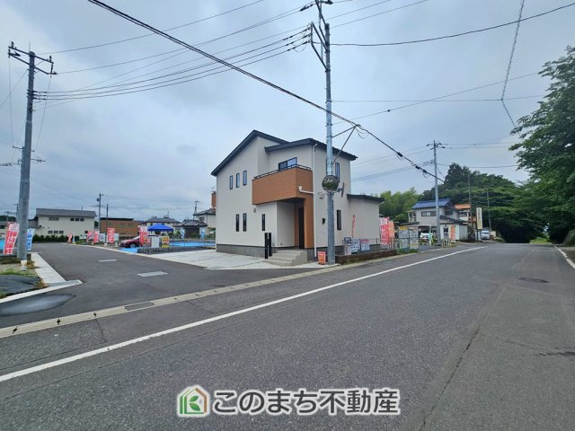 いろどりアイタウン小山市粟宮22-P1　5号棟の前面道路含む現地写真|前面道路は広々としてます！運転が苦手な方でもお車の出し入れ簡単で安心です☆
