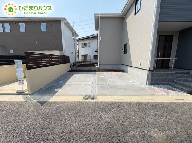 東松山市石橋　3期　新築一戸建て　アーバンスタイル　01の駐車場|駐車2台可能で、急な来客時にも安心です！