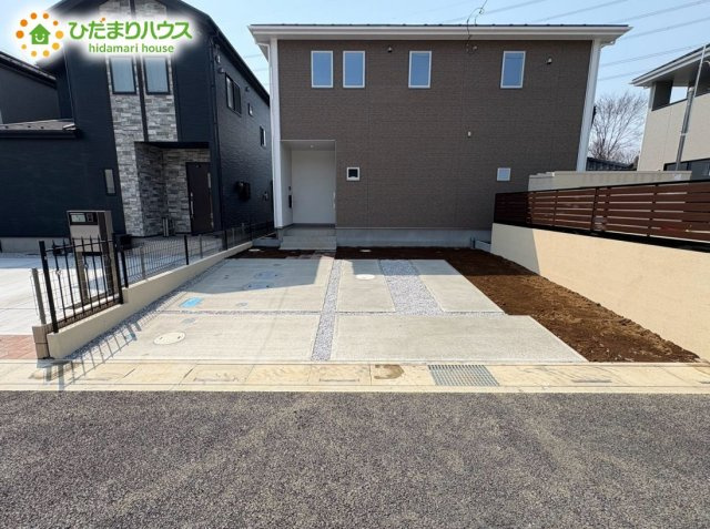 東松山市石橋　3期　新築一戸建て　アーバンスタイル　02の駐車場|並列駐車2台可能！急な来客時にも安心です♪