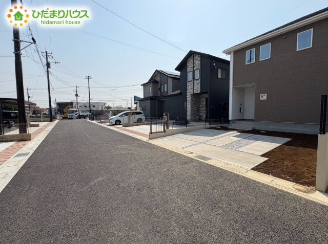 東松山市石橋　3期　新築一戸建て　アーバンスタイル　02の前面道路含む現地写真|前面道路幅6ｍなので、車の出し入れもスムーズにできます☆