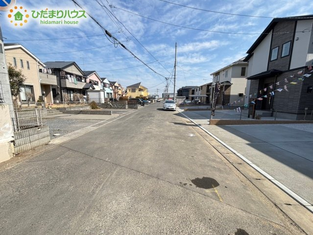 東松山市山崎町　1期　新築一戸建て　ブルーミングガーデン　01の前面道路含む現地写真