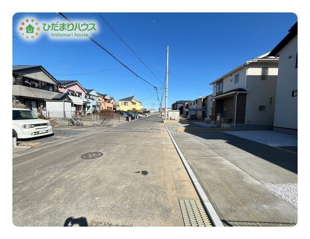 東松山市山崎町　1期　新築一戸建て　ブルーミングガーデン　02の前面道路含む現地写真