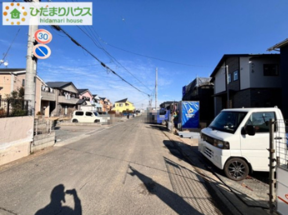 東松山市山崎町　1期　新築一戸建て　ブルーミングガーデン　03の前面道路含む現地写真