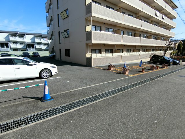 グミヒルズの駐車場
