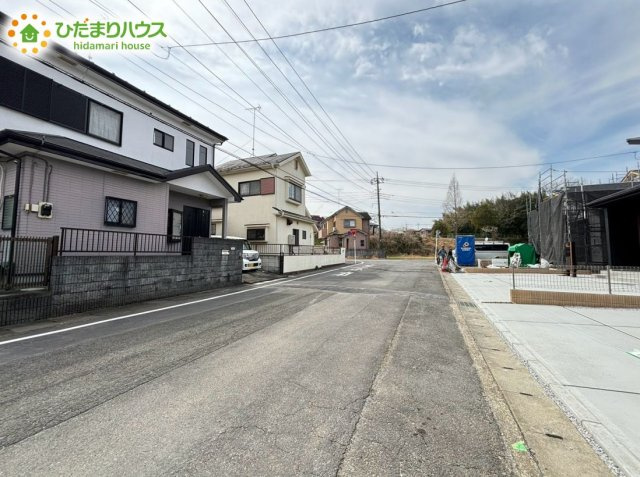 東松山市山崎町　1期　新築一戸建て　ブルーミングガーデン　05の前面道路含む現地写真