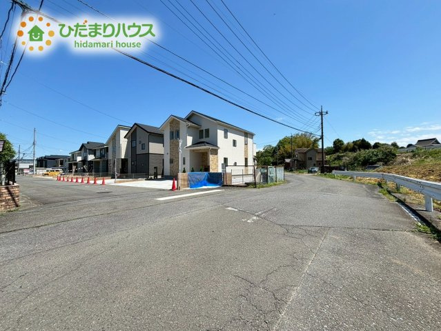 東松山市山崎町　2期　新築一戸建て　ブルーミングガーデン　01の前面道路含む現地写真