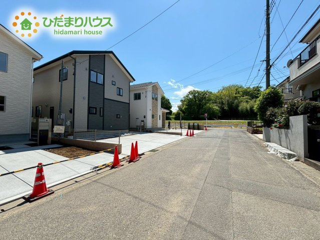 東松山市山崎町　2期　新築一戸建て　ブルーミングガーデン　02の前面道路含む現地写真