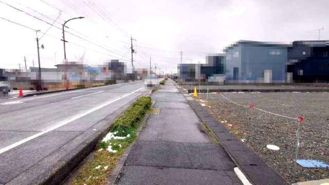 高島市新旭町熊野本1丁目66坪北区画売地の前面道路含む現地写真