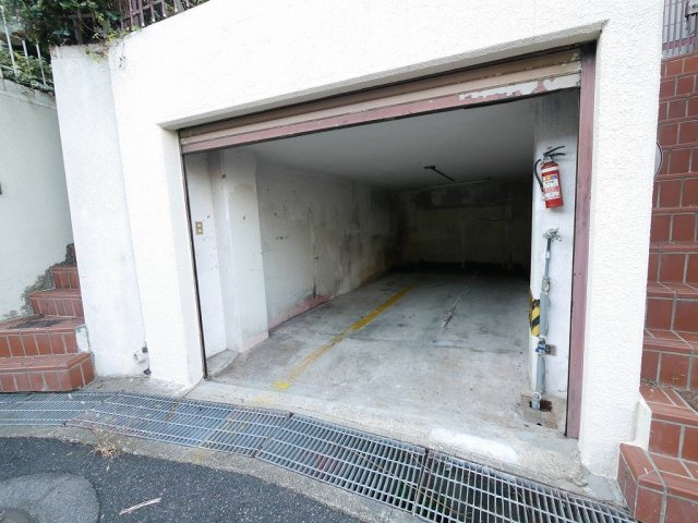 鈴蘭台西町１丁目堀込車庫付戸建の駐車場|車高190ｃｍ