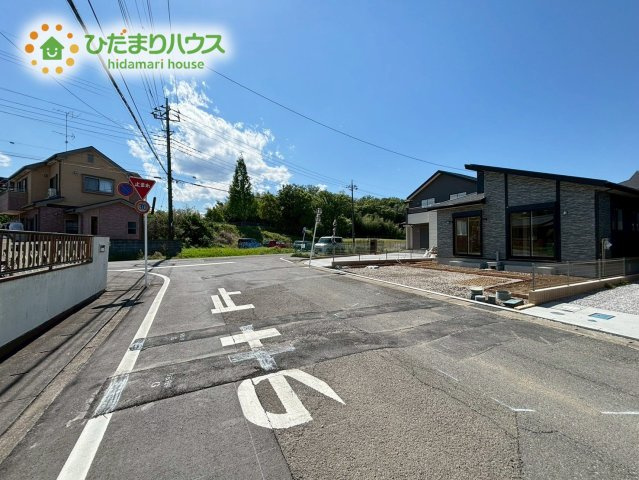 東松山市山崎町　2期　新築一戸建て　ブルーミングガーデン　04の前面道路含む現地写真|前面道路8ｍ☆
車の出し入れがしやすい！