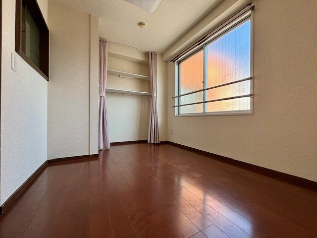 泊第一ビルの洋室