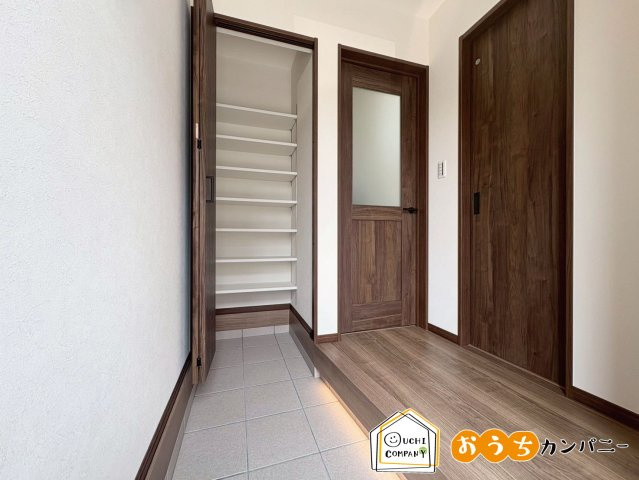 小柿八丁目の玄関|【玄関です！】シューズクローゼットが備わっているので、収納便利です！室内（2025年7月）撮影撮影