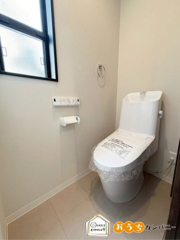 小柿八丁目のトイレ|【トイレです！】寒い季節、空調の届かないトイレ内でも安心！便座部分を温める機能を持つ温水洗浄便座です！「ひやっ」とすることなく快適に過ごせます♪室内（2025年7月）撮影