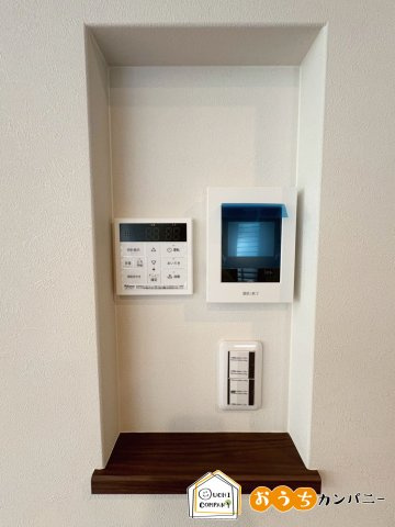 小柿八丁目の防犯設備|【ニッチです！只今建築中♪】TVモニター付きインターホンや追い焚きのスイッチをニッチにまとめて配置♪カウンター部分にはお好きな小物を置くことができます！室内（2025年7月）撮影