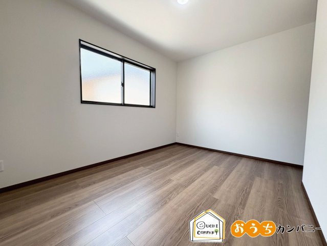 小柿八丁目の洋室|【洋室です！】ゆったりとした広さのクローゼットがあるので、お洋服もたっぷり収納可能です！室内（2025年7月）撮影