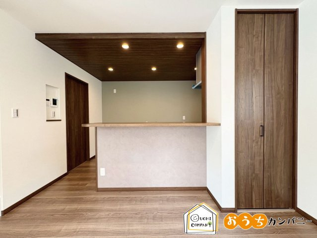 小柿八丁目の居間・リビング|【キッチンです！】折下げ天井＆アクセントクロスでオシャレなキッチン！室内（2025年7月）撮影