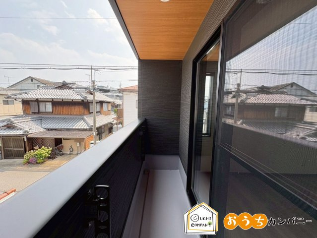 小柿八丁目のバルコニー|【バルコニーです！】木目の軒天がオシャレなバルコニー！ゆったりとした幅のため、洗濯物をたくさん干すことができます！室内（2025年7月）撮影