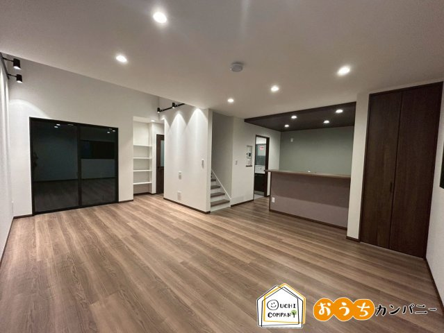 小柿八丁目の居間・リビング|【夜のリビングです！】リビング階段はご家族が毎日顔を合わせることができるので、コミュニケーションの場が増えます♪室内（2025年7月）撮影