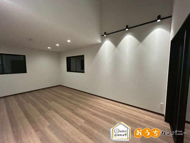 小柿八丁目の居間・リビング|【夜のリビングです！】吹抜部分にはライトが設置されているので洗練された印象に♪室内（2025年7月）撮影