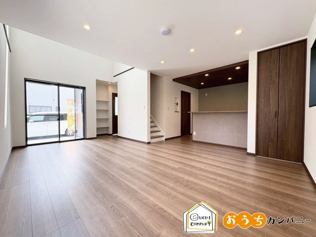 小柿八丁目の居間・リビング|【リビングです！】リビング階段はご家族が毎日顔を合わせることができるので、コミュニケーションの場が増えます♪室内（2025年7月）撮影