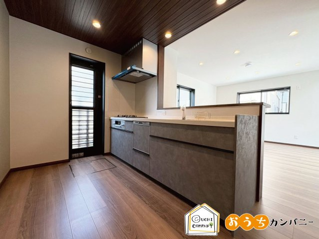 小柿八丁目のキッチン|【キッチンです！】対面式キッチンは、家事をしながらリビングで過ごすご家族とのコミュニケーションが可能♪室内（2025年7月）撮影