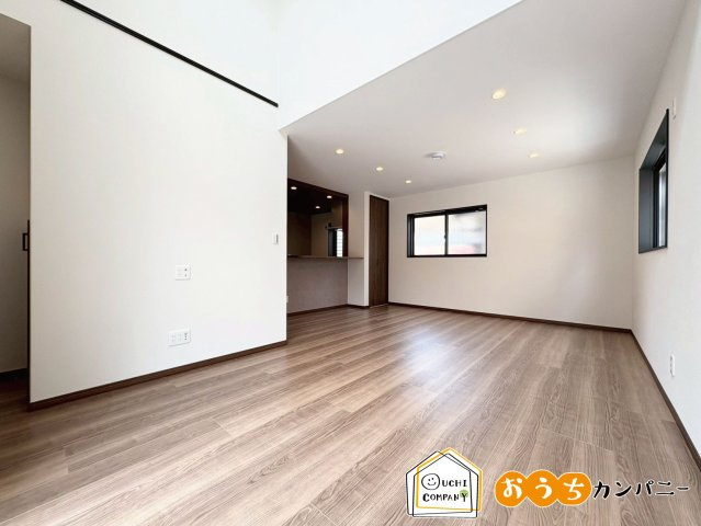 小柿八丁目の居間・リビング|【リビングです！】リビング階段はご家族が毎日顔を合わせることができるので、コミュニケーションの場が増えます♪室内（2025年7月）撮影