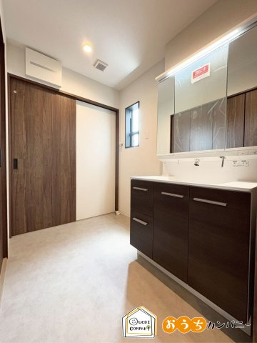 小柿八丁目の洗面所|【洗面室です！】ミラーキャビネットにつき洗面用具やメイク用品の収納に便利です！室内（2025年7月）撮影