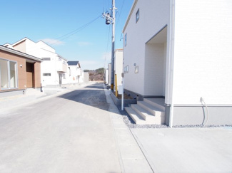 【前面道路含む現地写真】