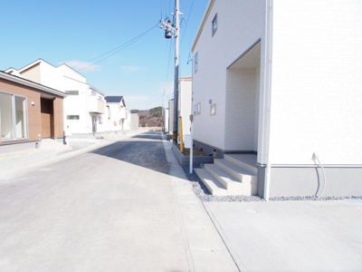 【前面道路含む現地写真】 | Livele Garden.S　本宮岩根　８号棟
