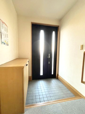 【玄関】 | 豊橋市富士見台4丁目戸建 | 落ち着いた玄関です