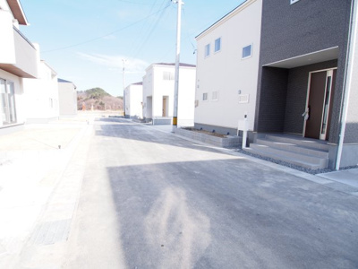 【前面道路含む現地写真】 | Livele Garden.S　本宮岩根　１０号棟