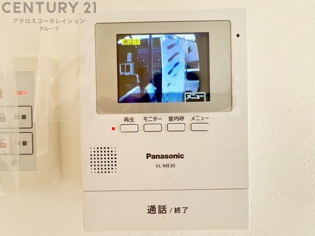 訪問者が来たときにテレビ画面で確認できるため、安心してドアを開けられます。録画機能があるものもあり、留守中に来訪者を記録しておくことができます。利便性が高く、セキュリティ面でも安心です。