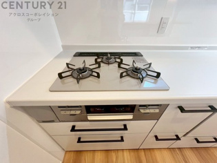 多数の調理器具を同時に使用でき、料理の効率化が可能。省エネで節約になり、様々な料理スタイルに適応できます。また、火力調整が独立しており、手入れや掃除もしやすく、今よりもっとお料理が楽しくなるかも。