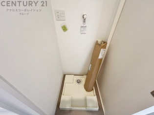 洗濯物の仕分け作業がしやすく、整理整頓が容易になります。洗濯音や湿気を他の部屋に持ち込まず、生活環境を快適に保ちます。上部を活用すれば収納スペースを確保でき洗剤や洗濯用品の整理もしやすくなります。