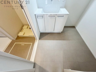 衣服の収納や脱ぎ着や整理整頓がしやすく、湿った衣類を乾燥させるスペースがありカビや臭いの発生を防ぎます。床の汚れを他の部屋に持ち込まず清潔を保つことができます。また快適な入浴環境の整備にも役立ちます。