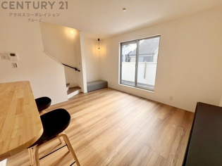 リビングダイニングは家族や友人とのコミュニケーションを楽しむ場所でくつろぎながら食事や会話を楽しめ、多目的に利用できリラックスできる空間です。家庭内の中心として機能し、快適な生活をサポートします。