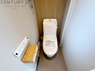 温水洗浄便座付トイレは温水洗浄機能により、暖かい水でおしりを洗浄することができ、冷たい水を使う従来の便座に比べ、温水洗浄機能で暖かいトイレを提供し、快適な使用を可能にします。