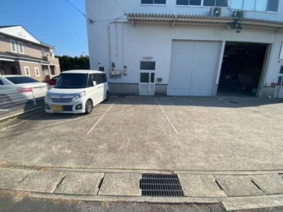 一ツ木町倉庫の駐車場