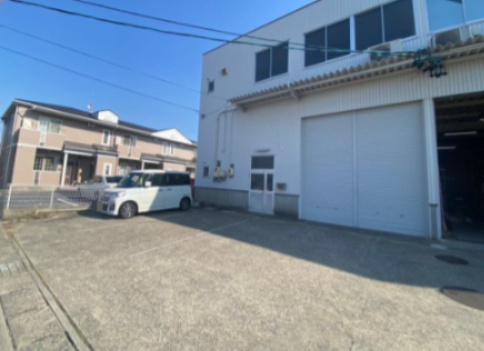 一ツ木町倉庫の駐車場
