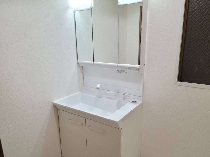 パレ・グランドール長者原駅前の独立洗面台|独立洗面台、小物を置くことができて便利です