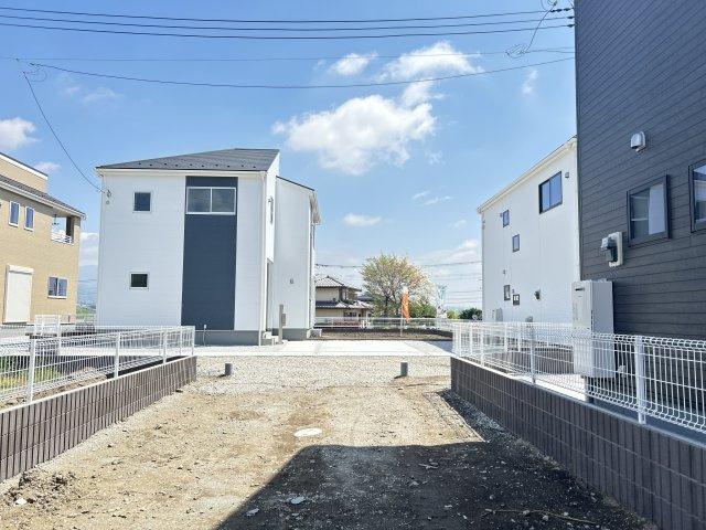新築　北群馬郡吉岡町大久保第8　Liveie Garden.S　1号棟の前面道路含む現地写真|現地写真　西側接道幅員約4ｍ	