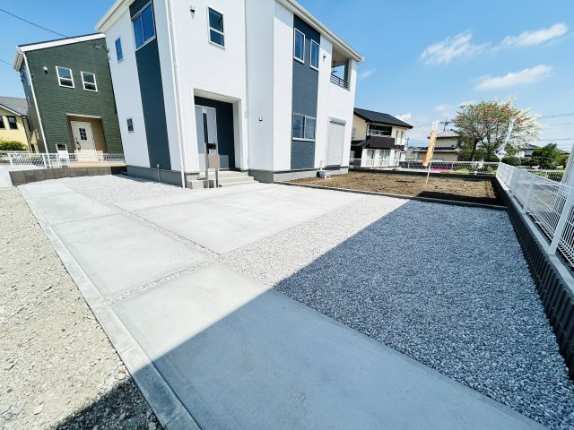 新築　北群馬郡吉岡町大久保第8　Liveie Garden.S　2号棟の駐車場|現地写真　駐車スペースは2台分可能です！					
