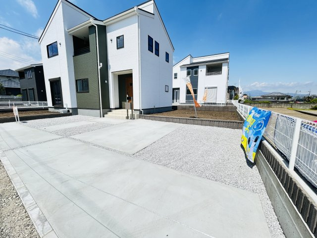 新築　北群馬郡吉岡町大久保第8　Liveie Garden.S　3号棟の駐車場|現地写真　駐車スペースは2台分可能です！					
